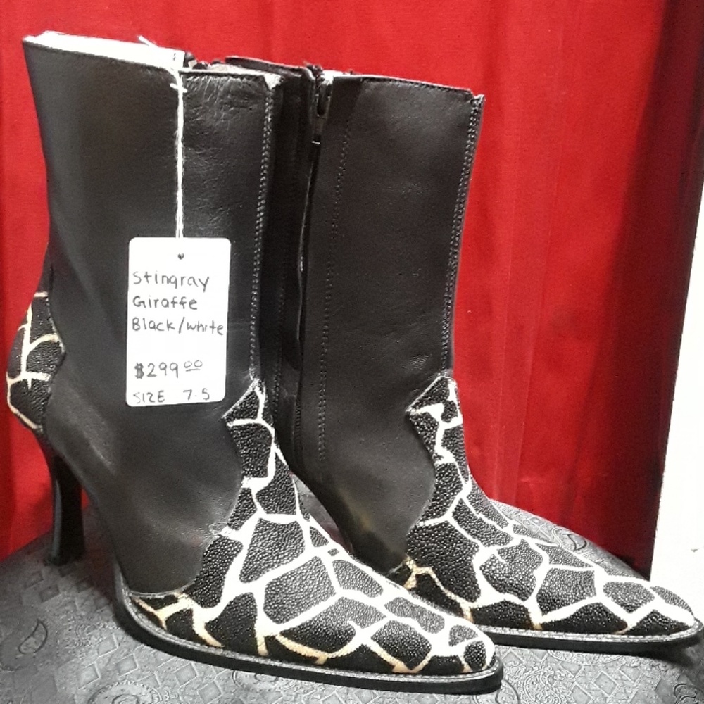 Ladies short boots